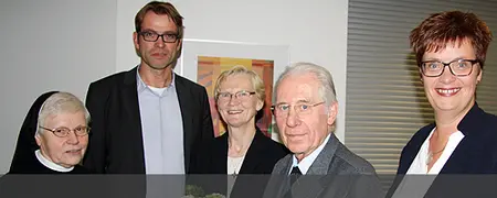 Schwester Lucia (Mitte) wurde im Clemenshospital offiziell in ihr Amt eingeführt (v. l.): Schwester Margret Trepmann (Generalassistentin), Hartmut Hagmann (Geschäftsführer), Pater Alfons Minas (kath. Seelsorger) und Hildegard Tönsing (Pflegedirektorin)